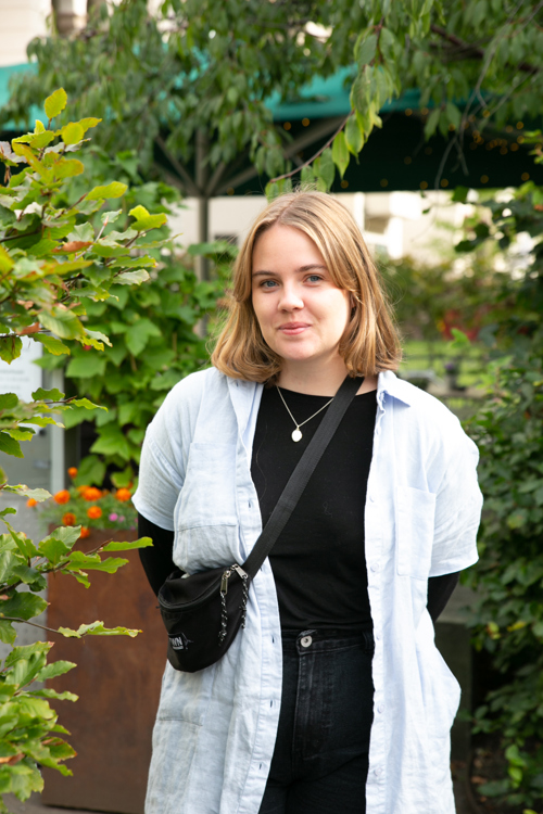 I hagen: Mye av handlingen i «Melkeveien» foregår i hagen, der buskene er portaler inn til andre verdener. 