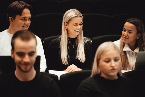 Gruppe studenter som er på forelesning.