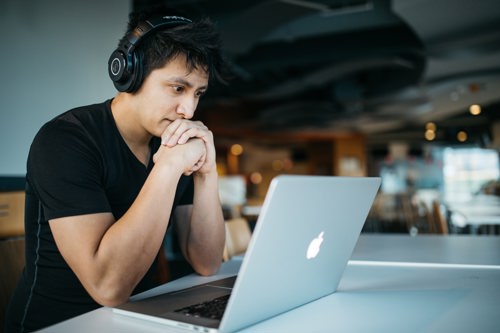 Student jobber på datamaskin