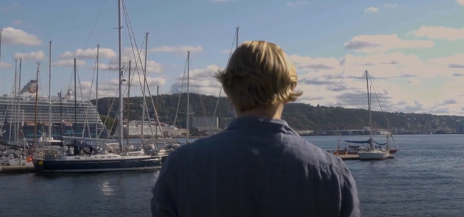 Skjermbilde av en video som viser filmklipp av studentarbeider.