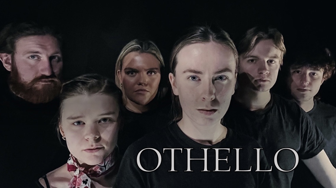 Bilde av seks skuespillstudenter i svarte T-skjorter. Ordet Othello er skrevet på bildet.