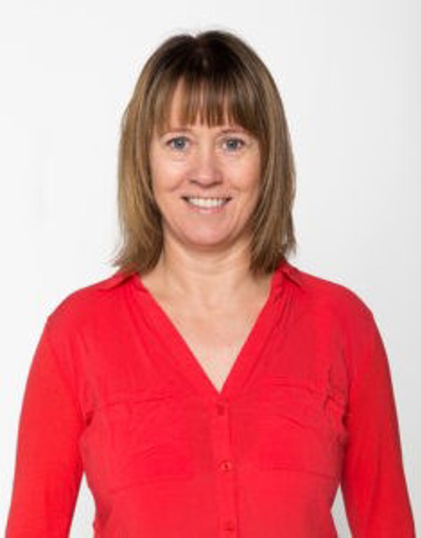 Portrettfoto av Heidi Åberg i rød skjorte.
