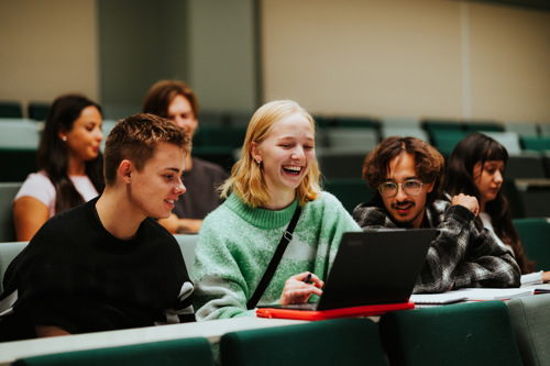 En gruppe studenter i et auditorium.