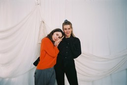 Foto av Elvira og Marion som gikk bachelor i Art Direction på Høyskolen Kristiania.