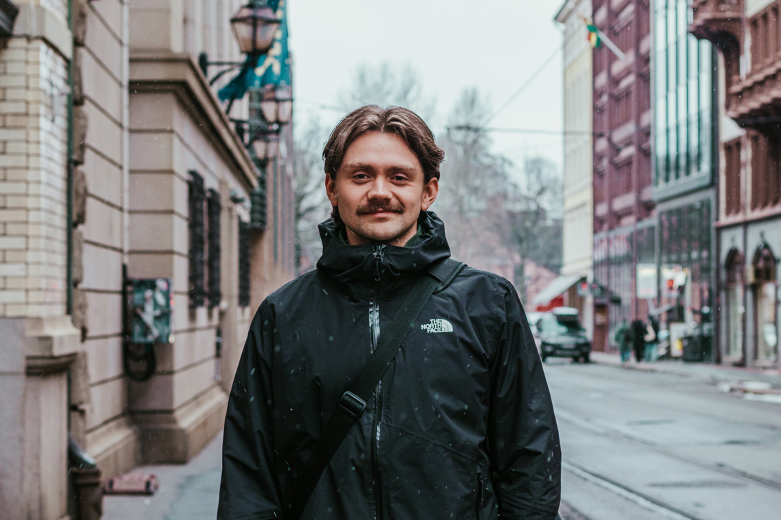 Bilde av Tomas Hogseth i en gate.