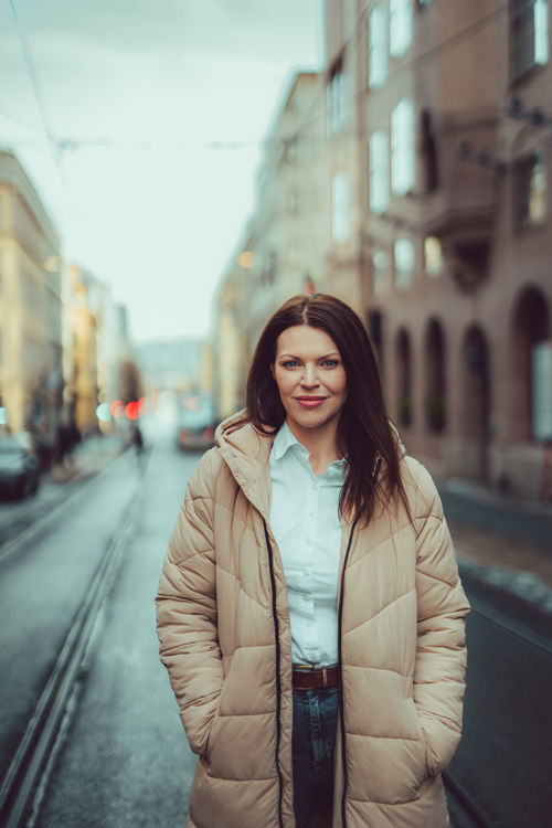 Silje står i en gate i Kvadraturen med murhus.