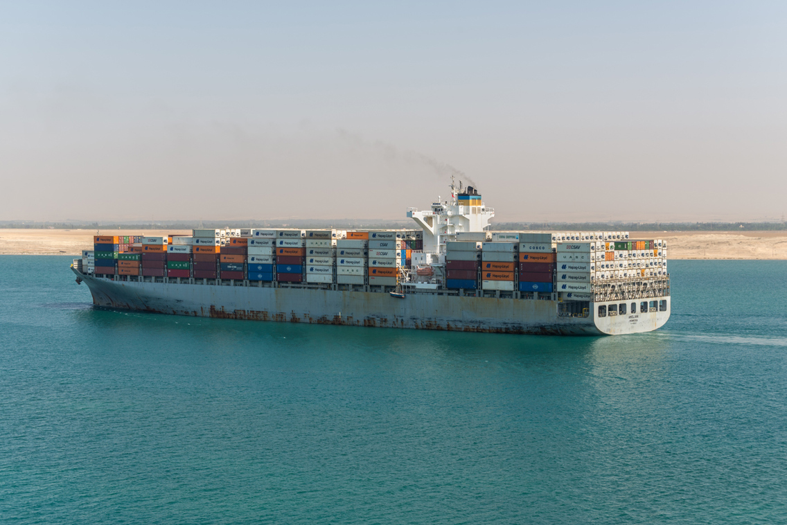Tankskip med mange containere i Suez-kanalen