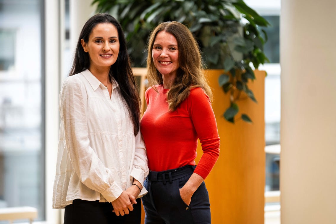 Fotografi av Nicole Boge og Tonje Marie Schreiner på et kontor i Bergen.