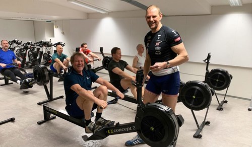 Olaf Tufte kjenner flere på Institutt for trening og helse.. Her er han fotografert i Kristianias treningsstudio sammen med flere mennesker