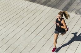 Kvinne løper ute i treningstøy