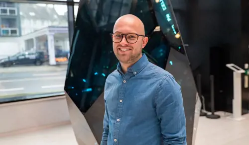 Isac Kvello står foran den interaktive mediakrystallen Eiris på Media City, der blant andre Bergens Tidende holder til.