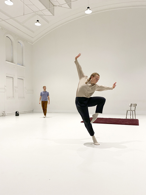 Lise gjør en positur i en tomt dansestudio.