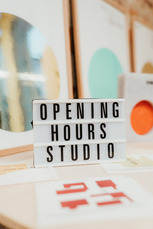 Skilt med teksten Opening Hours Studio