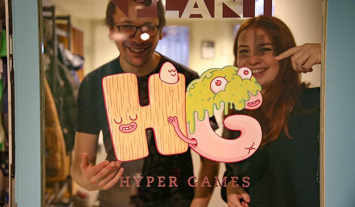 Maria Engell og Vetle Bugge bak logoen til Hyper Games