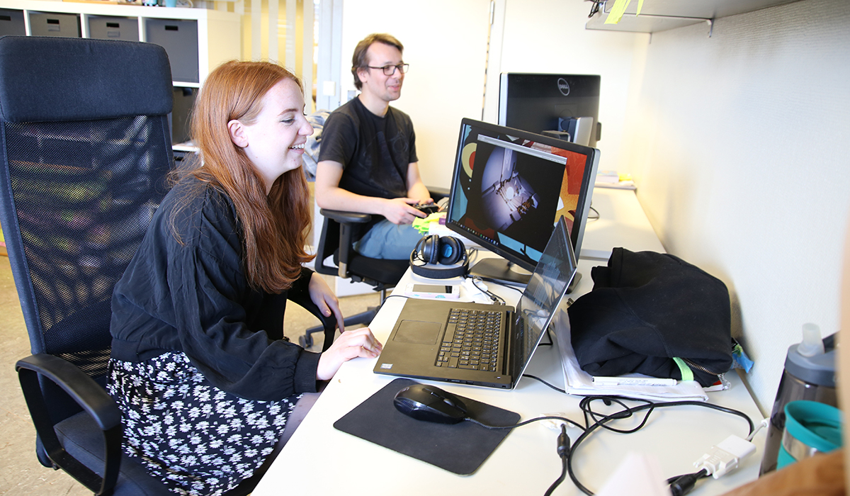 Maria Engell og Vetle Bugge foran datamaskinene sine hos Hyper Games