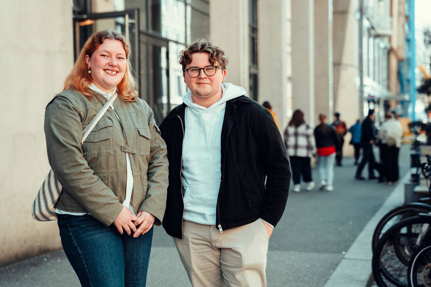 Maria Brox og Snorre Bredby står på fortauet utenfor et bygg