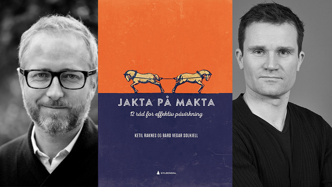 Bilde av Ketil Raknes og Bård Vegar Solhjell i sorthvitt med forsidebilde av boken "Jakten på makta. 12 råd for effektiv påvirkning".
