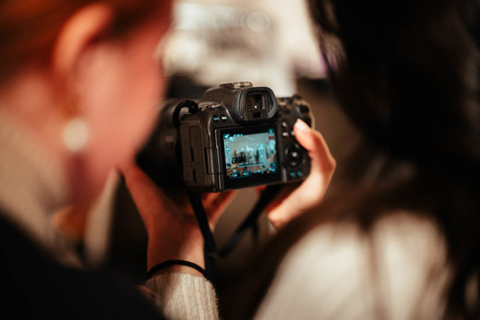 To personer som er på skjermen til er kamera