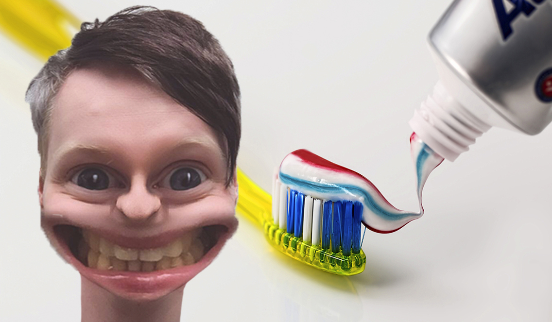 Bilde av tannbørste, tannpasta og studentblogger Jakob Skjelbred som har vært hos tannlege