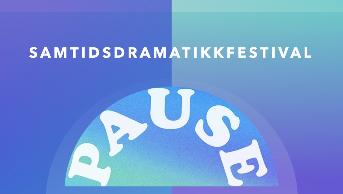 Ordene samtidsdramatikkfestival og PAUSE i hvite bokstaver mot en blågrønn bakgrunn