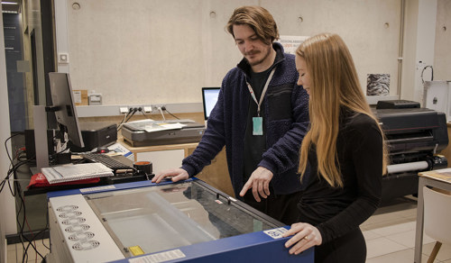 Tobias Liland og Eline Beier står sammen i Designlabben på Campus Spikersuppa i Oslo.