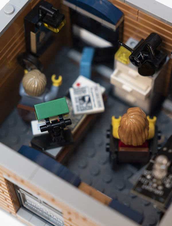 Bilde av interiøret i et av studentenes Lego-hus. Legohuset er innredet med tv, belysning, høyttalere, sittemøbler, kamera, solcellepaneler. 