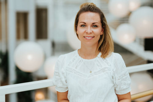 Portrett av kvinne med lyst hår