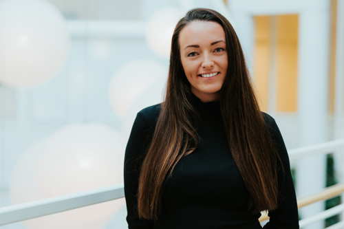 Portrett av kvinne med mørkt hår